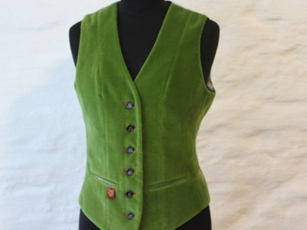 Samtweste Damen grün im Stil für Reitsport und Jagd.