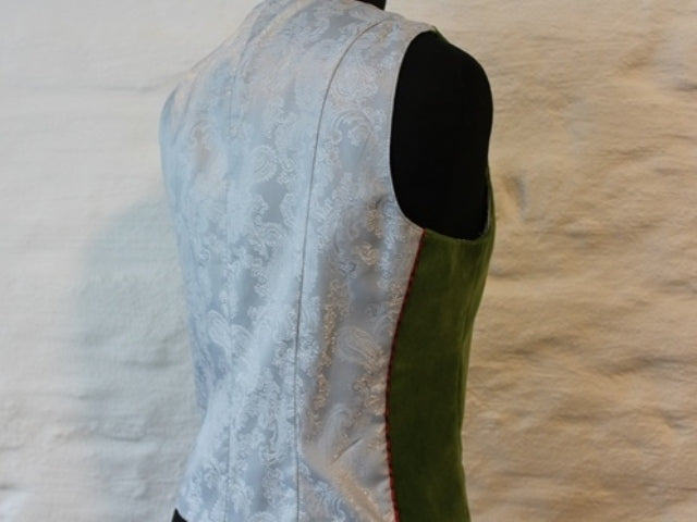 Samtweste Damen grün im Stil für Reitsport und Jagd. Hinten.